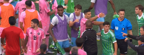 围在中间, 的比分告负, 与到冲突之 围在中间, 的比分告负, 与到冲突之